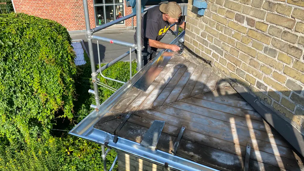 Nyt tagpaptag på Klampenborg